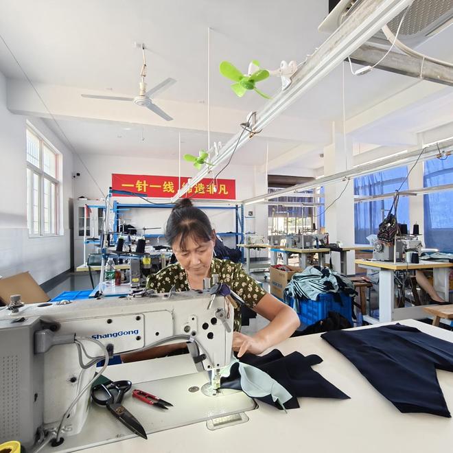 服饰江西生产基地顺利投产CQ9电子app浙江金裁(图3)